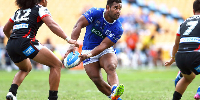 Newtown Jets forward Tony “The T-Rex” Williams gets set to pass the ball as he is challenged by New Zealand Warriors defender Bunty Afoa in last Sunday’s match at Mt Smart Stadium, Auckland. Photo: Photosport NZ
