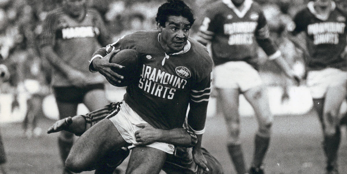 The great Ray Blacklock in action for the Newtown Jets at the SCG in 1981. Jim Walters and Phil Gould are the Newtown players in the background. Photo:
Terry Williams Collection.
