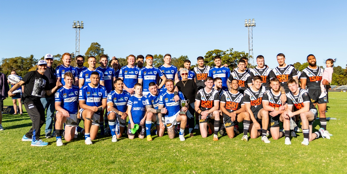The Newtown Jets and Western Suburbs Magpies teams show the spirit of the occasion in paying tribute to the late Tom Raudonikis. Photo: Mario Facchini/mafphotography